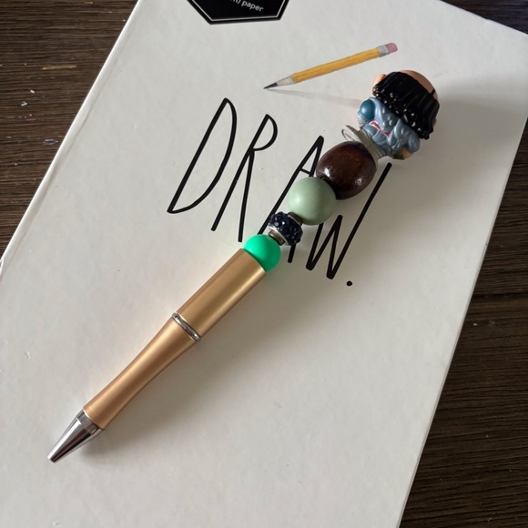 Disney Doorables: Raya & the Last Dragon: Tong handmade beaded pen - Picture 3 of 3